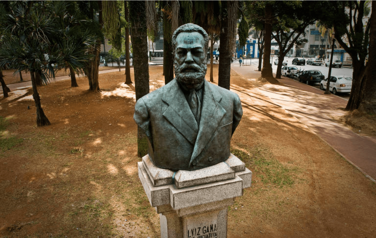 Busto de Luís Gama, situado no canteiro do Largo do Arouche. Fonte: Alessandro M. Shinoda/ reprodução Folha S. Paulo, 2020.